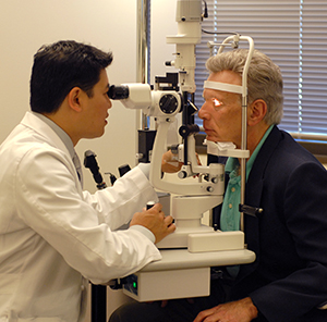 El proveedor de atención médica está examinando uno de los ojos de un hombre.