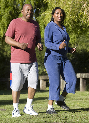 Hombre y mujer caminando al aire libre.